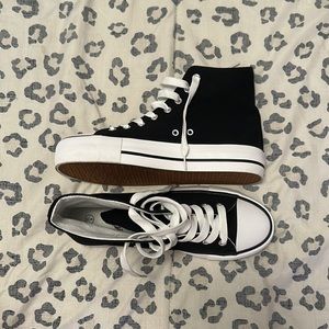 Amazon coverse. Size 8